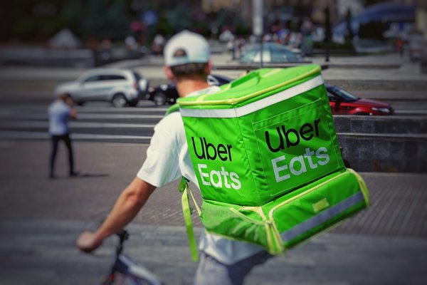 Uber Eats ou Deliveroo : le comparatif ultime par Aazsysteme